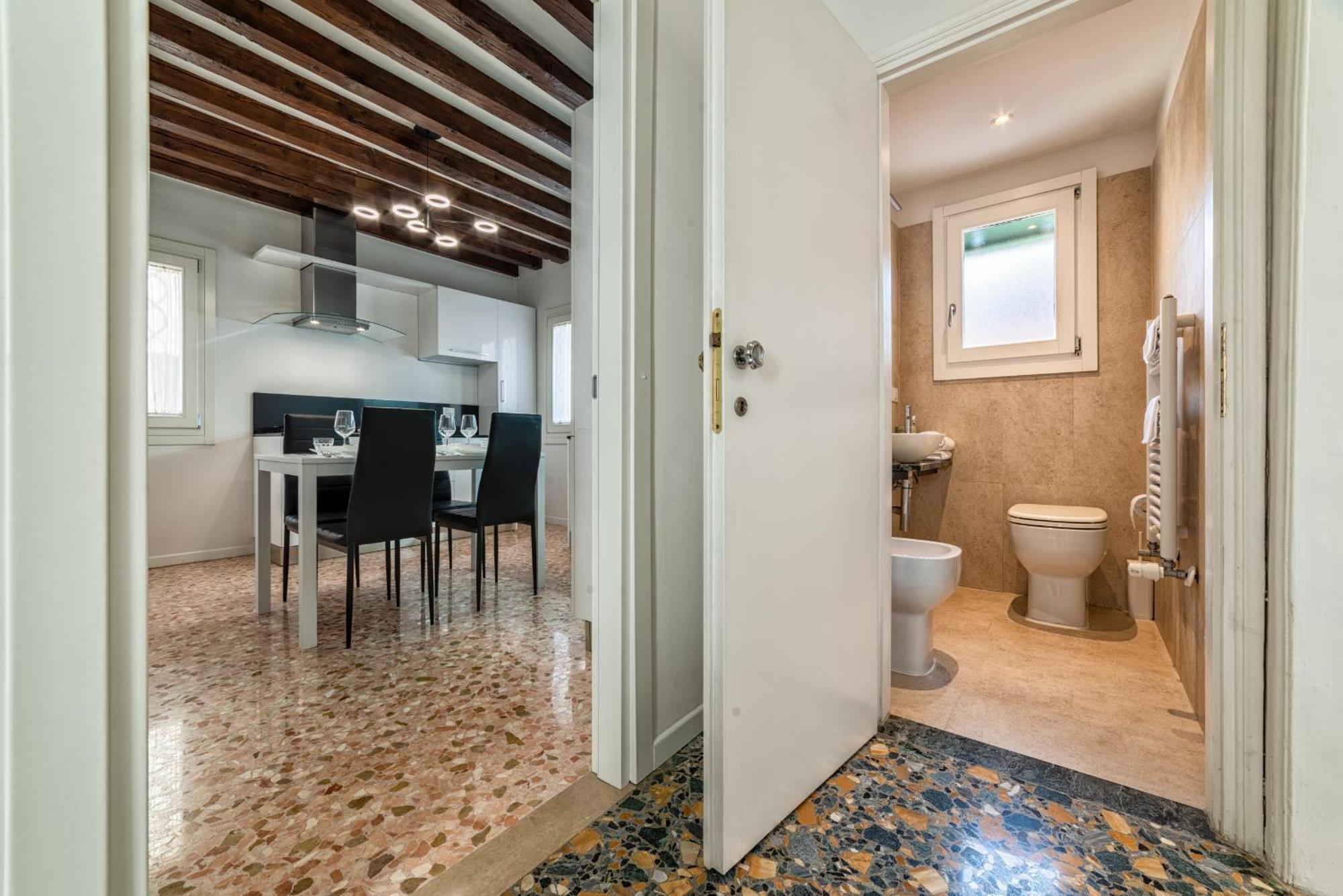 Casanova Fenice - Canal View Venezia Rom bilde